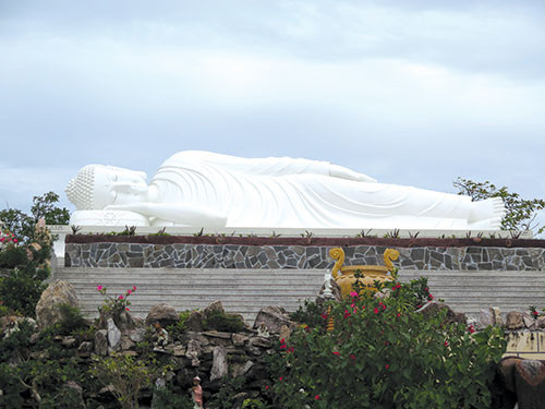 Phan Thiết - Mũi Né: Điểm đến lý tưởng cho những chuyến du lịch trong năm 2024 4 chua linh long mui ne vivubinhthuan Vi Vu Bình Thuận