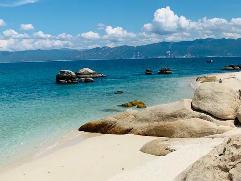 Du lịch Mũi Né mùa nào đẹp nhất? Cẩm nang thời điểm lý tưởng cho chuyến đi hoàn hảo 2 tour cu lao cau canh dong quat gio cung duong bau trang mui ne di ve trong ngay Vi Vu Bình Thuận
